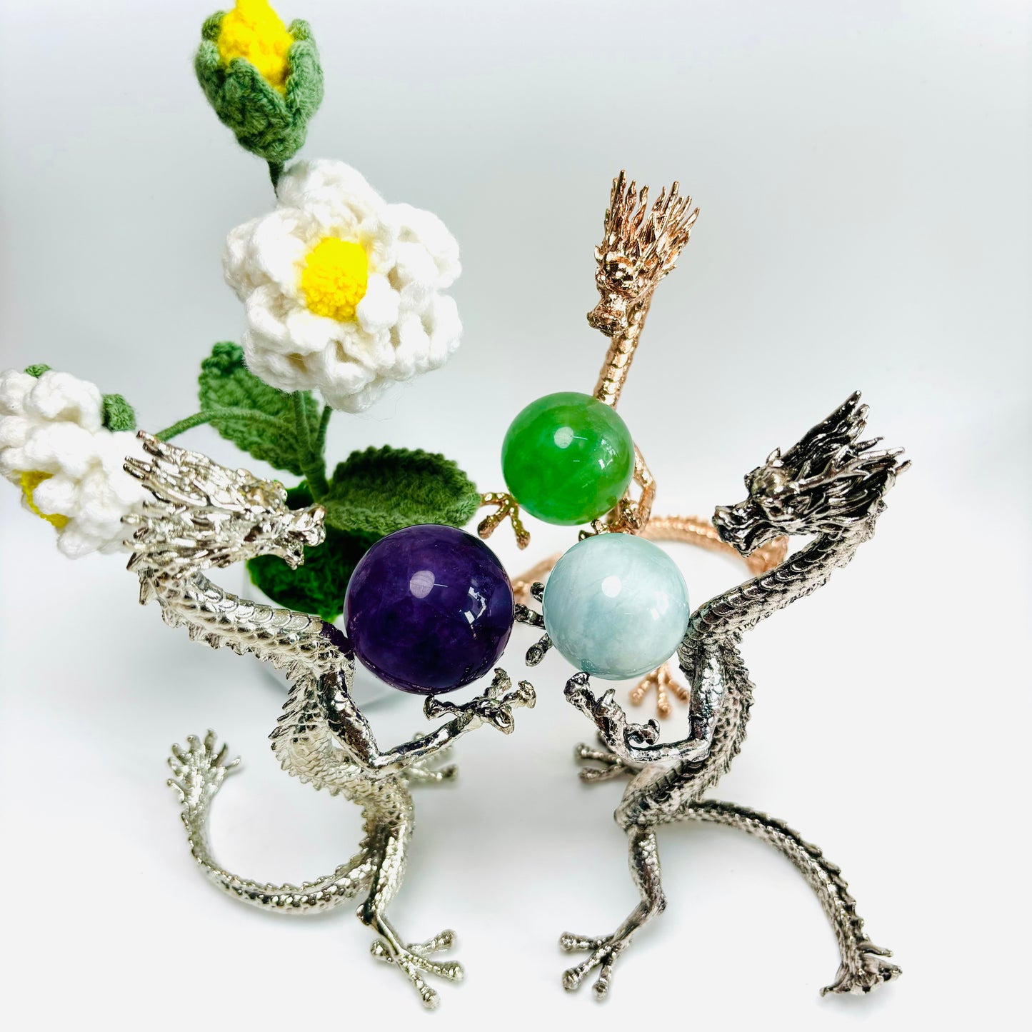 $10.7/1個 ライトローズゴールドのスタンディングドラゴンクリスタルベース、ブリリアントシルバーのスタンディングドラゴンクリスタルベース、ダークシルバーのスタンディングドラゴンクリスタルベース、クリスタルスフィアベース。