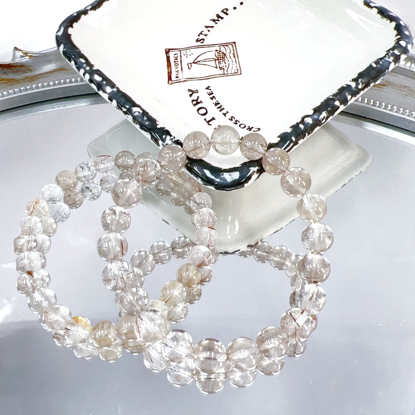 ゴールドルチルクォーツのバングル/ブレスレット。