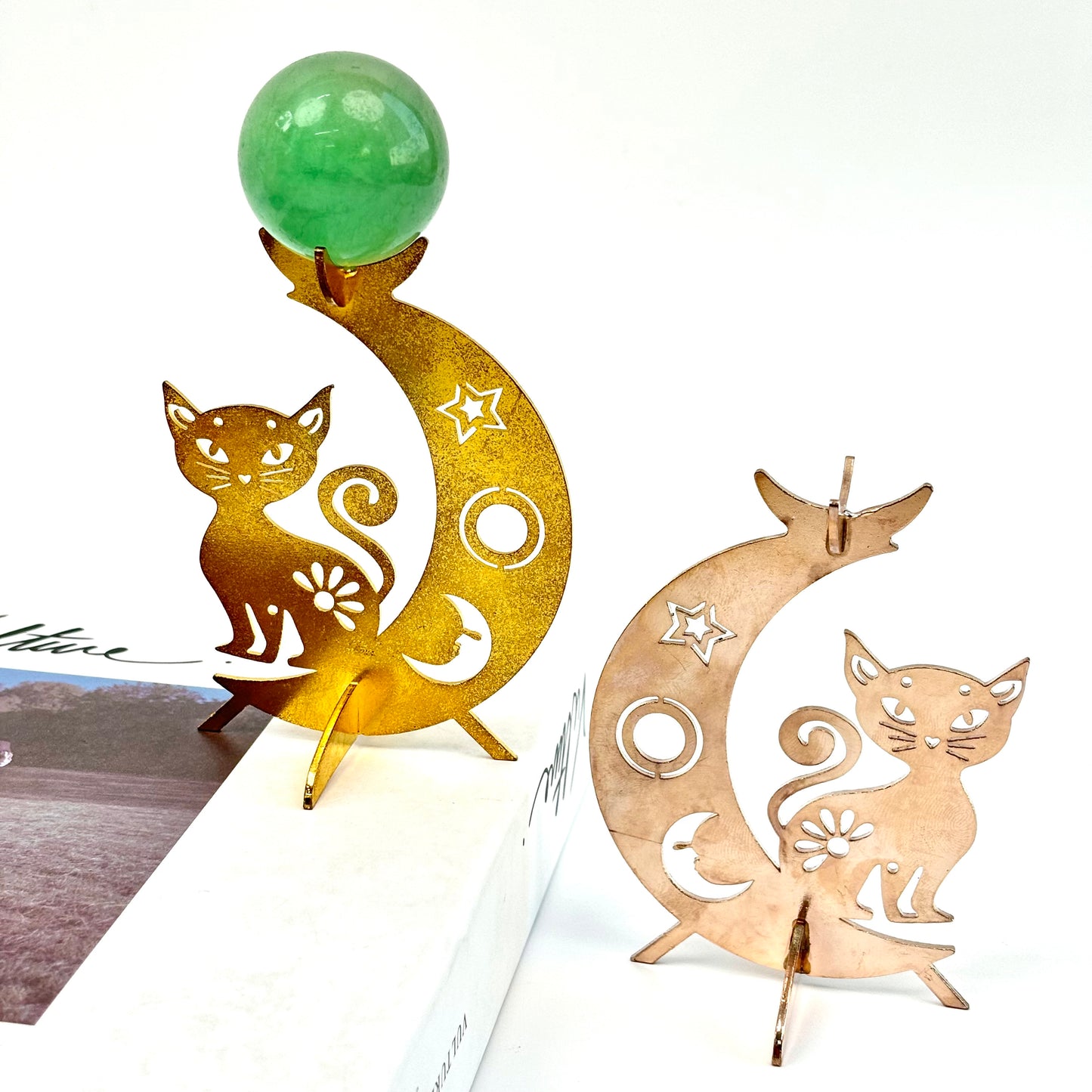 $4.8/1 pieza Gatito sentado en la base de la esfera de cristal lunar.