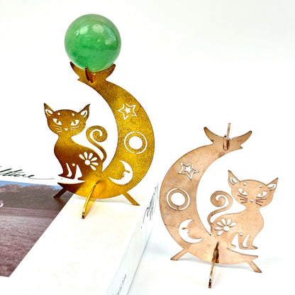 $4.8/1 pieza Gatito sentado en la base de la esfera de cristal lunar.