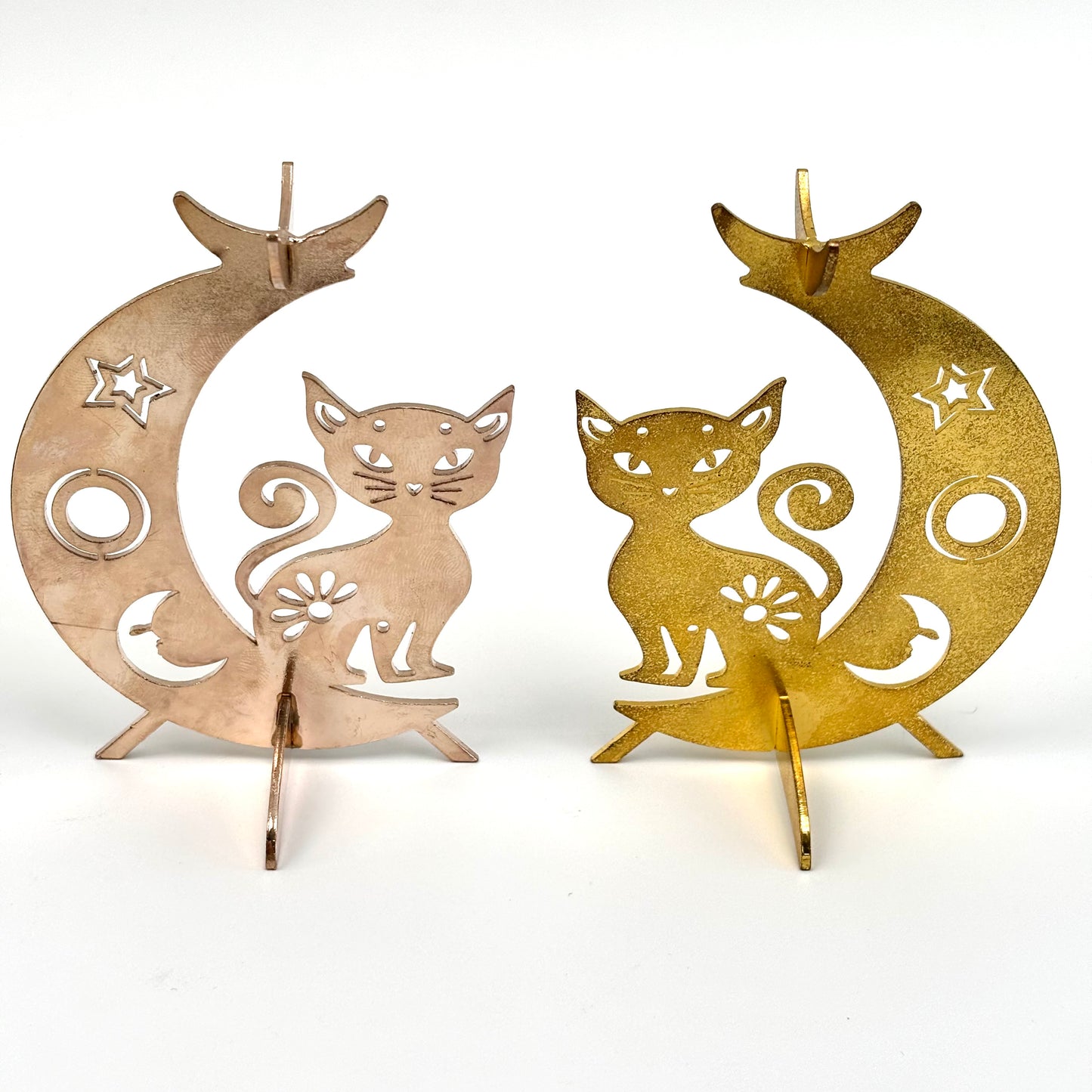 $4.8/1 pieza Gatito sentado en la base de la esfera de cristal lunar.