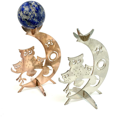 $4.8/1 pieza Búho sentado en la base de la esfera de cristal lunar.