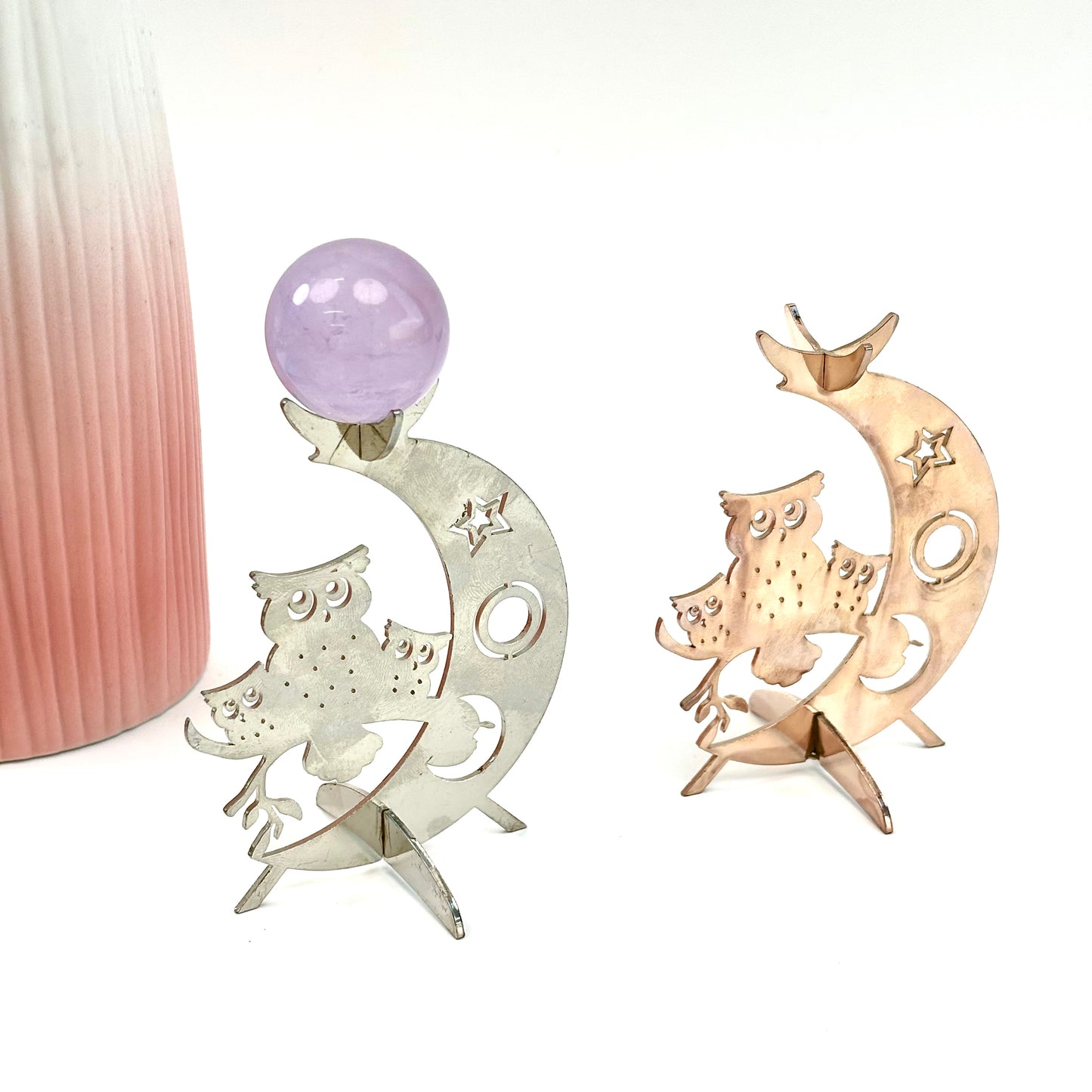 $4.8/1 pieza Búho sentado en la base de la esfera de cristal lunar.